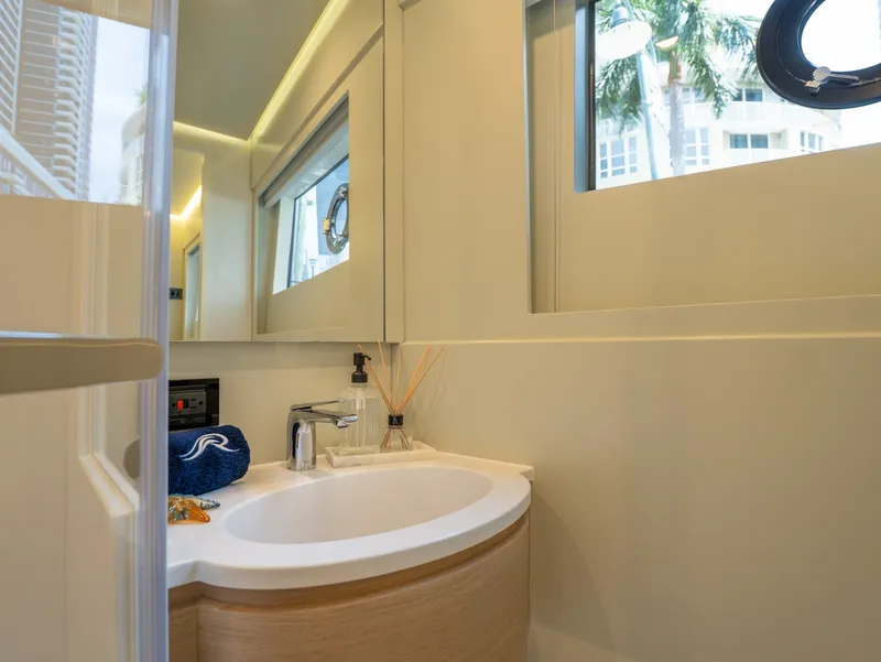 Slide: The Image of Guest Head Sink STBD - 6758381