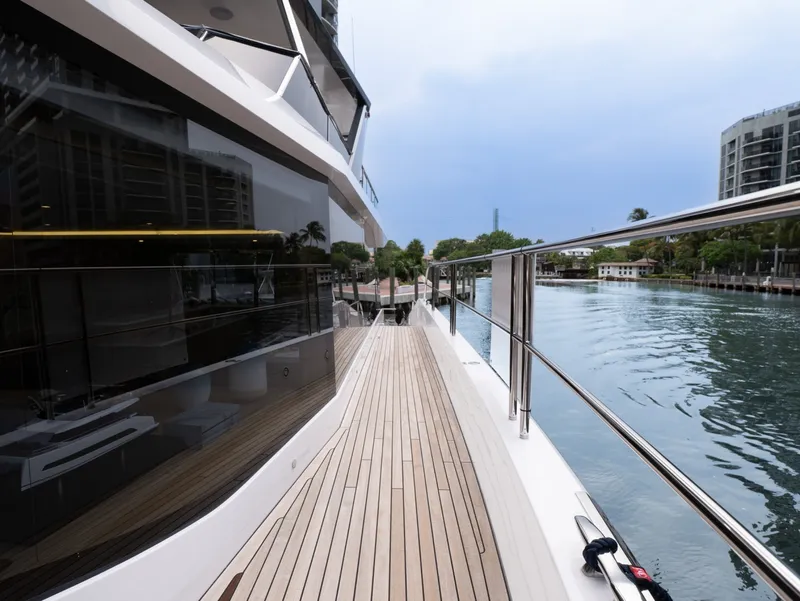 Slide: The Image of Side Deck - 6758399