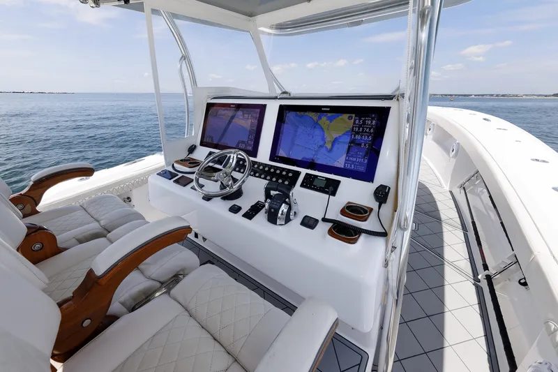 Slide: The Image of Front Runner 39 LONESOME COWBOY - Helm Station 2021 Front Runner 39 Center Console LONESOME COWBOY - 7511538