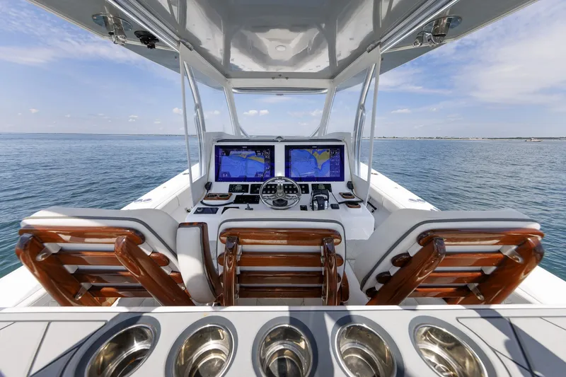 Slide: The Image of Front Runner 39 LONESOME COWBOY - Helm Area 2021 Front Runner 39 Center Console LONESOME COWBOY - 7511556
