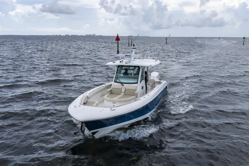 Slide: The Image of Boston Whaler 360 Outrage 2023 - 7361185
