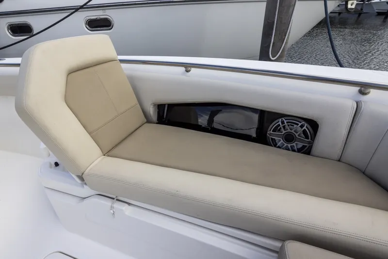 Slide: The Image of Boston Whaler 360 Outrage 2023 - 7361164