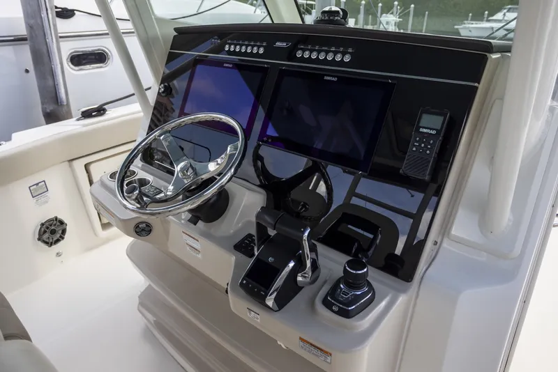 Slide: The Image of Boston Whaler 360 Outrage 2023 - 7361157