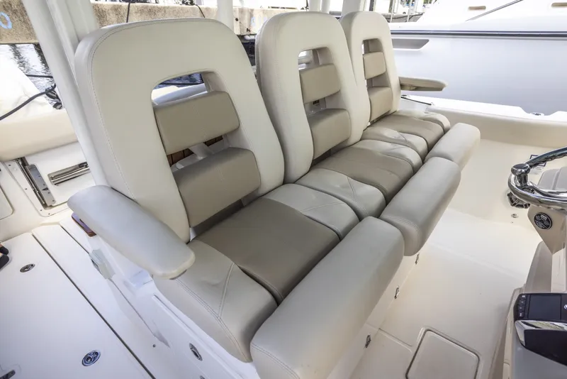 Slide: The Image of Boston Whaler 360 Outrage 2023 - 7361160