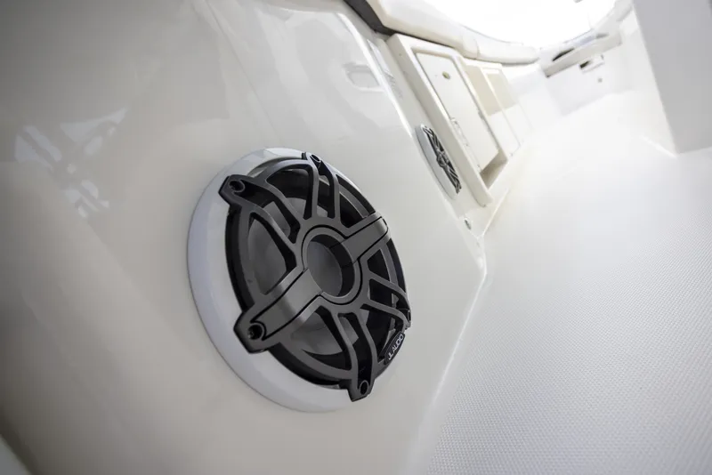 Slide: The Image of Boston Whaler 360 Outrage 2023 - 7361168