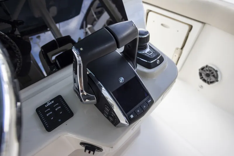 Slide: The Image of Boston Whaler 360 Outrage 2023 - 7361159
