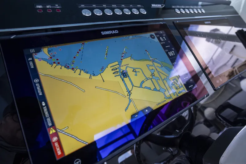 Slide: The Image of Boston Whaler 360 Outrage 2023 - 7361171