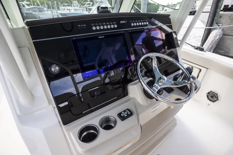 Slide: The Image of Boston Whaler 360 Outrage 2023 - 7361156