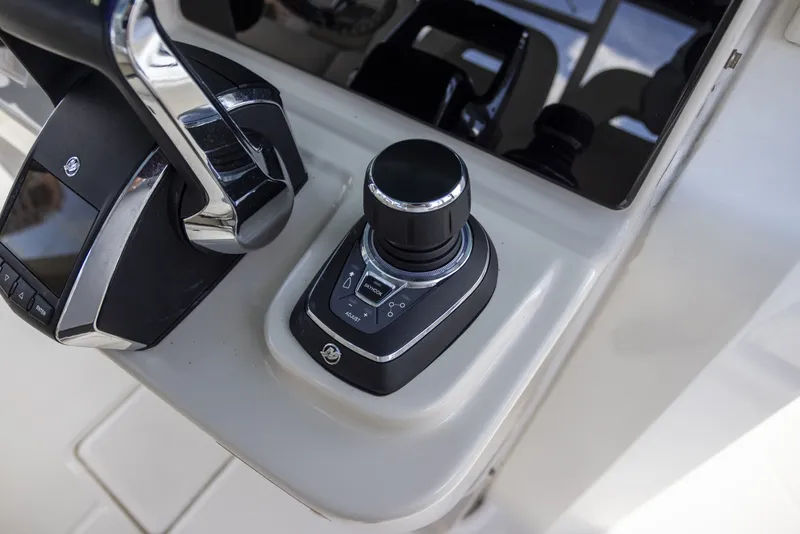 Slide: The Image of Boston Whaler 360 Outrage 2023 - 7361158