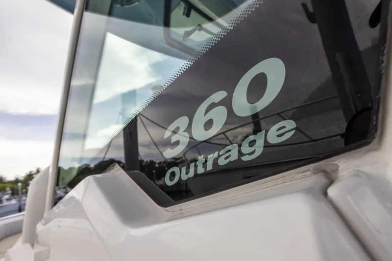 Slide: The Image of Boston Whaler 360 Outrage 2023 - 7361166