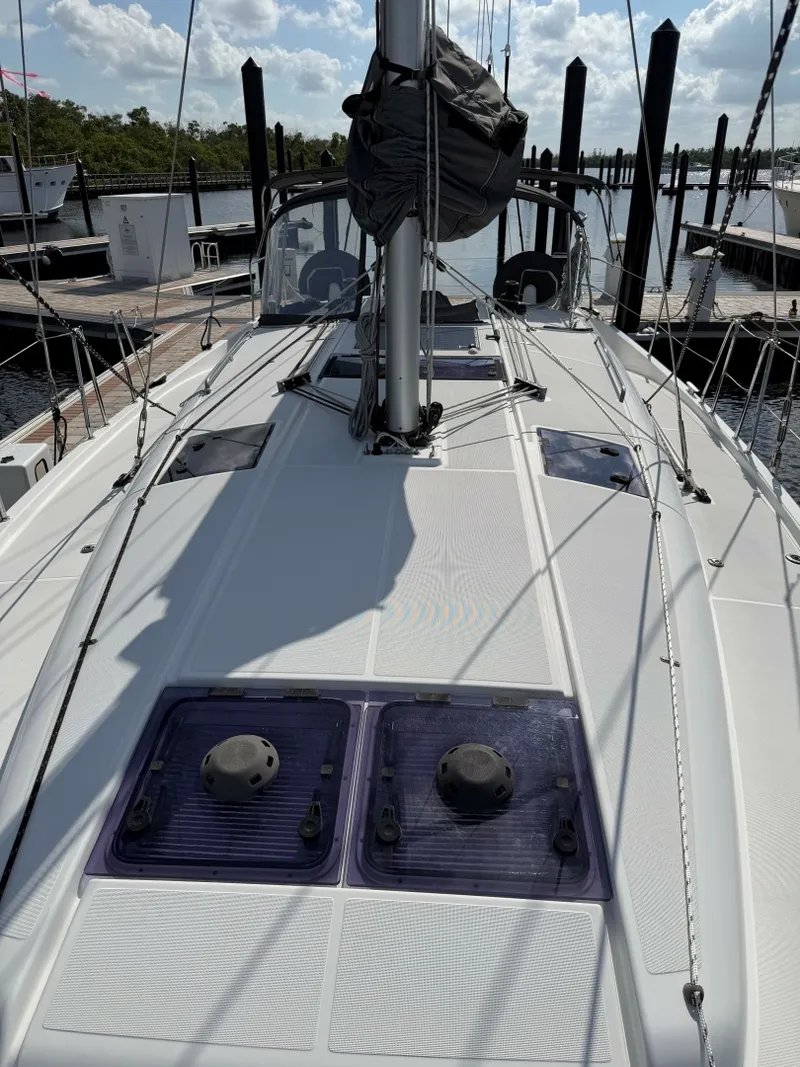 Slide: The Image of Jeanneau 44 SO Jeanneau 44 SO on deck - 7366976