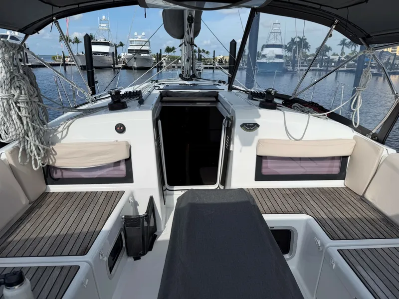Slide: The Image of Jeanneau 44 SO Jeanneau 44 SO Cockpit going fwd. - 7366954