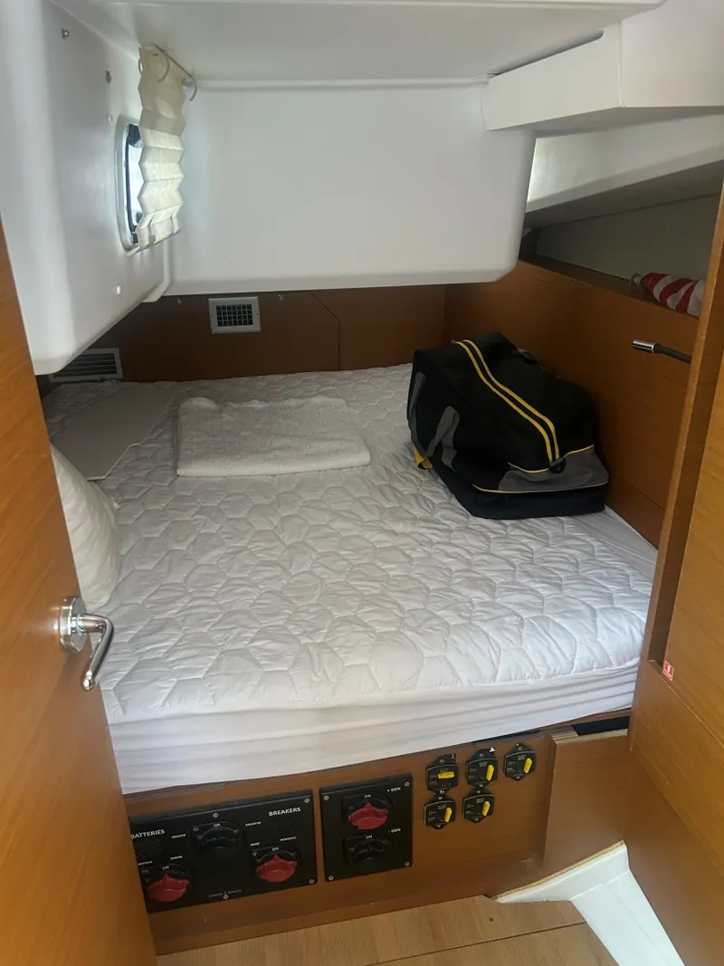 Slide: The Image of Jeanneau 44 SO Jeanneau 44 SO aft guest cabin - 7366952
