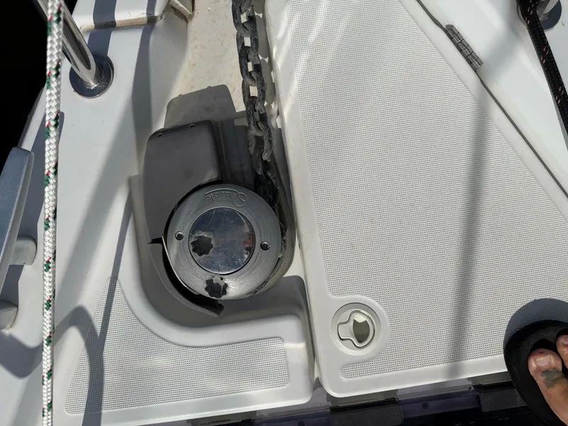 Slide: The Image of Jeanneau 44 SO Jeanneau 44 SO new windlass
- 7366974