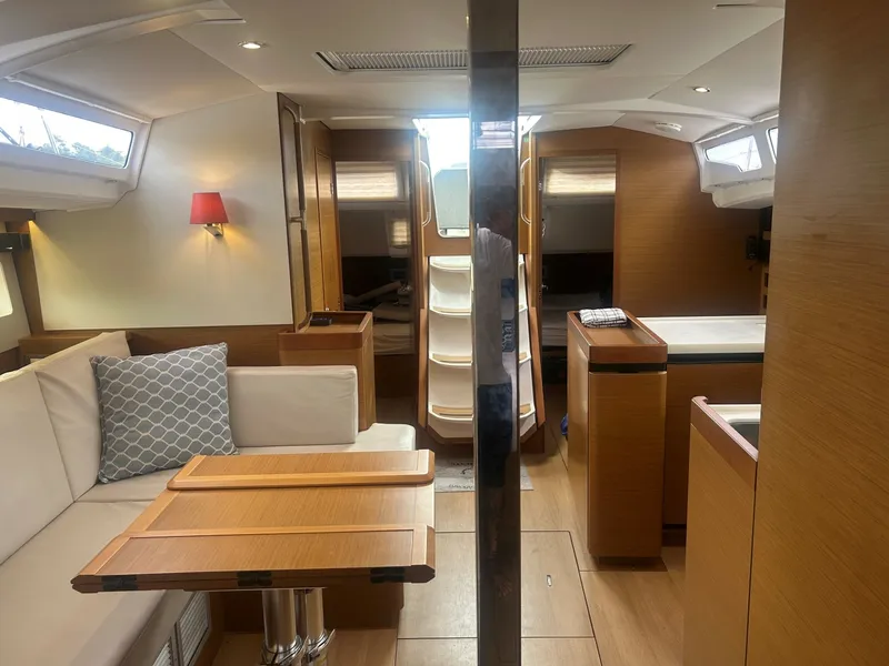 Slide: The Image of Jeanneau 44 SO  Jeanneau 44 SO Dinette area - 7366963