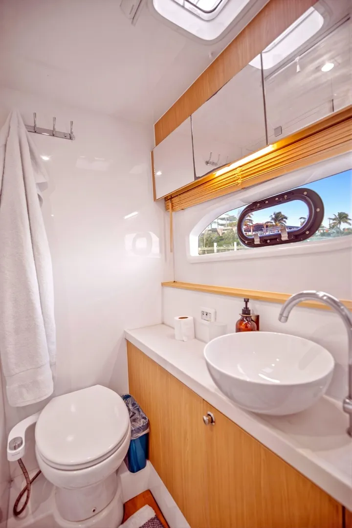 Slide: The Image of Aquila 44 PowerCat 2021 - 6786614