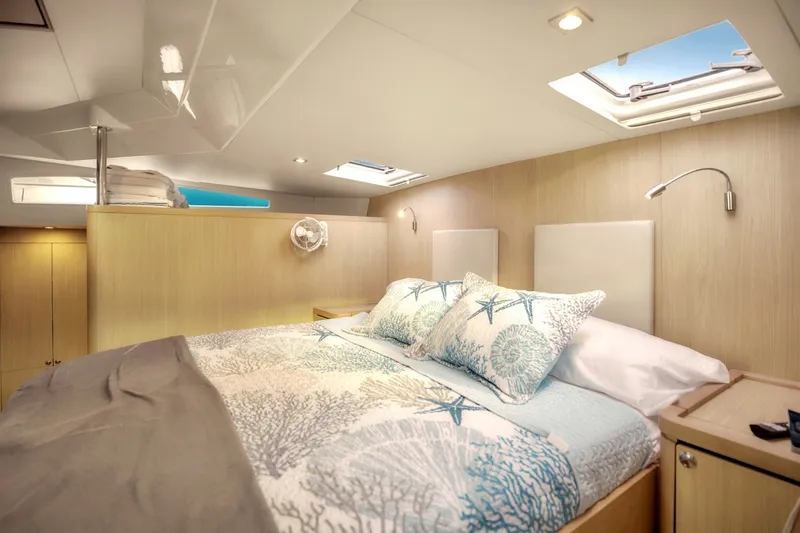 Slide: The Image of Aquila 44 PowerCat 2021 - 6786593