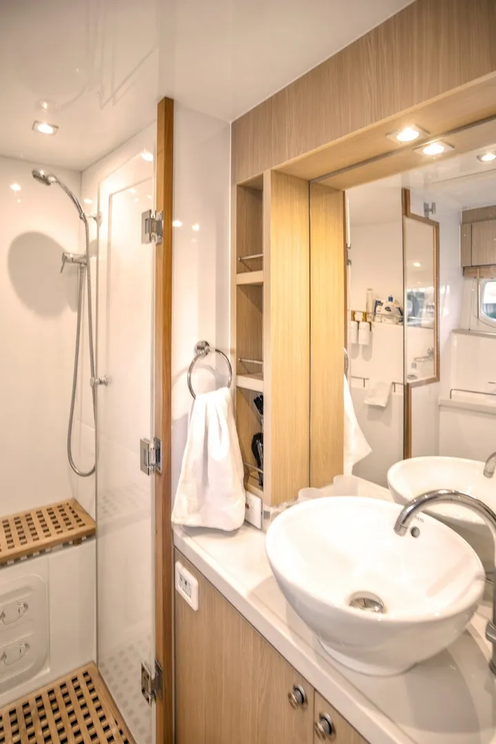 Slide: The Image of Aquila 44 PowerCat 2021 - 6786596