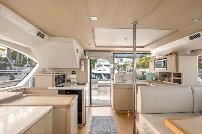 Slide: The Image of Aquila 44 PowerCat 2021 - 6786592