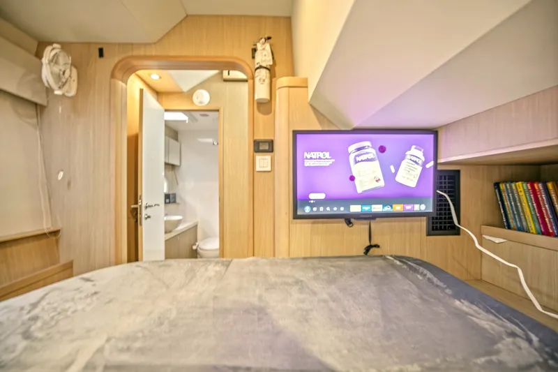 Slide: The Image of Aquila 44 PowerCat 2021 - 6786599