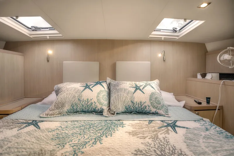 Slide: The Image of Aquila 44 PowerCat 2021 - 6786594