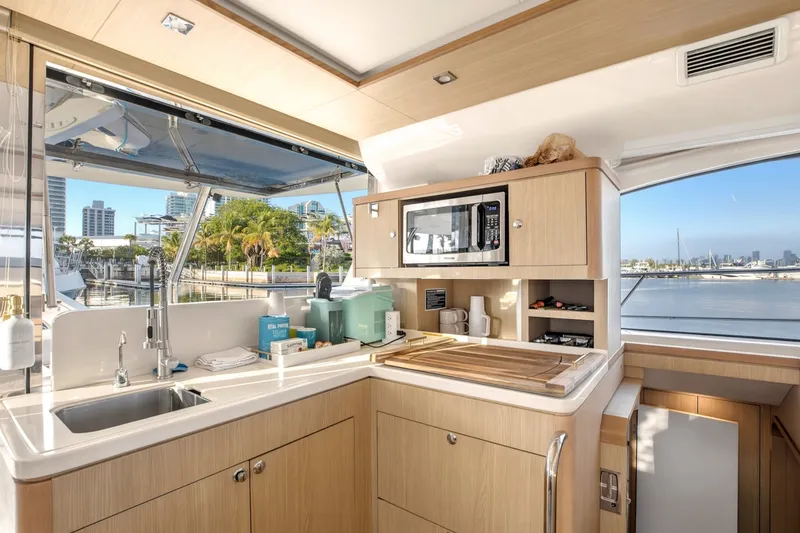 Slide: The Image of Aquila 44 PowerCat 2021 - 6786590