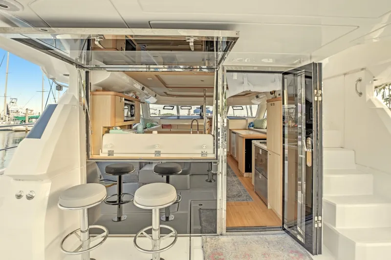 Slide: The Image of Aquila 44 PowerCat 2021 - 6786605