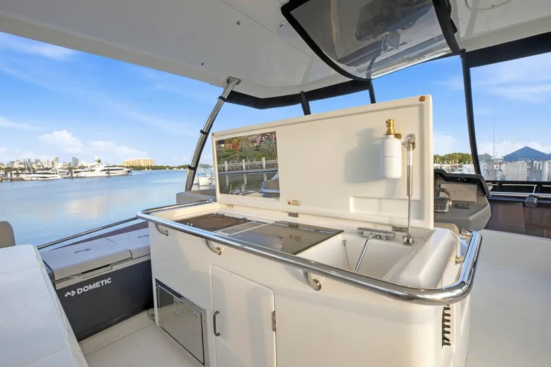 Slide: The Image of Aquila 44 PowerCat 2021 - 6786609