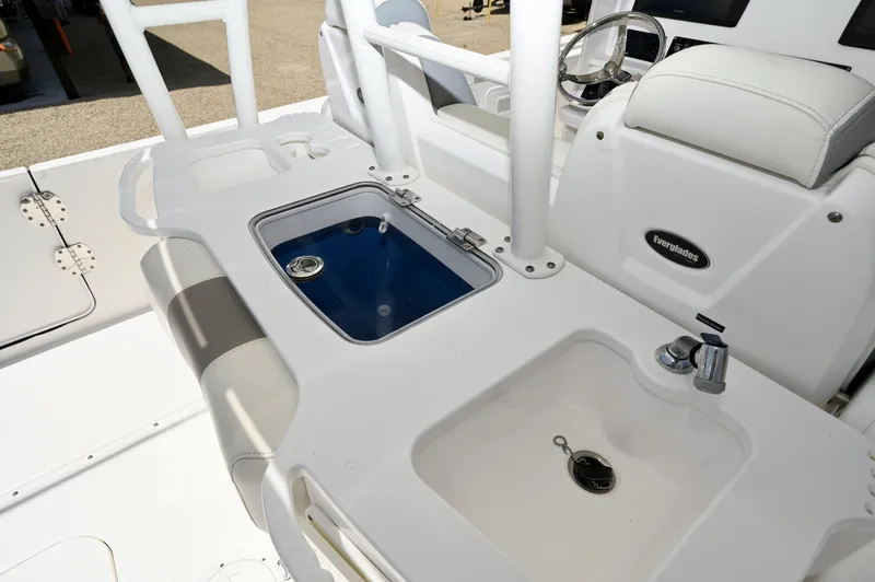 Slide: The Image of Work Station Sink & Baitwell Recirculating baitwell and freshwater sink at the leaning post.  - 6788446