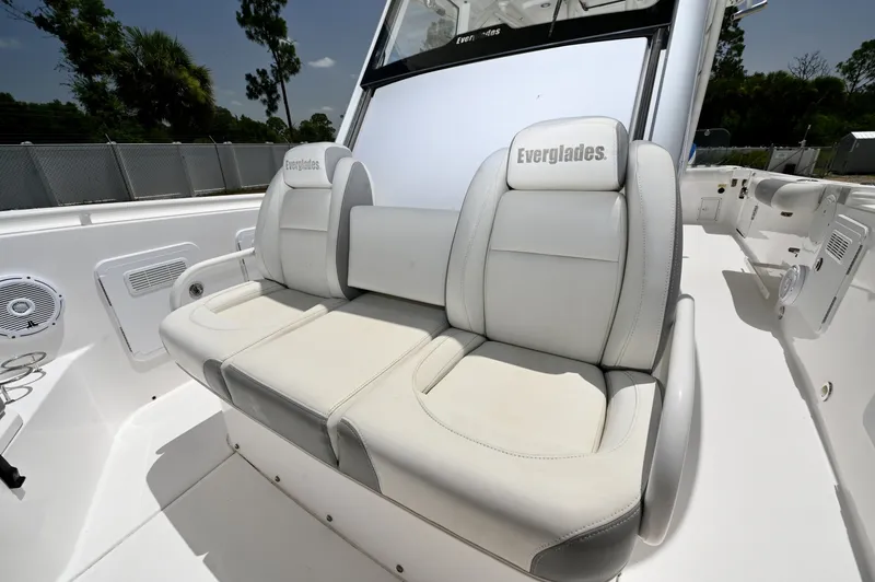 Slide: The Image of Forward Console Seats Two forward-facing lounge seats with folding center armrest. - 6788454