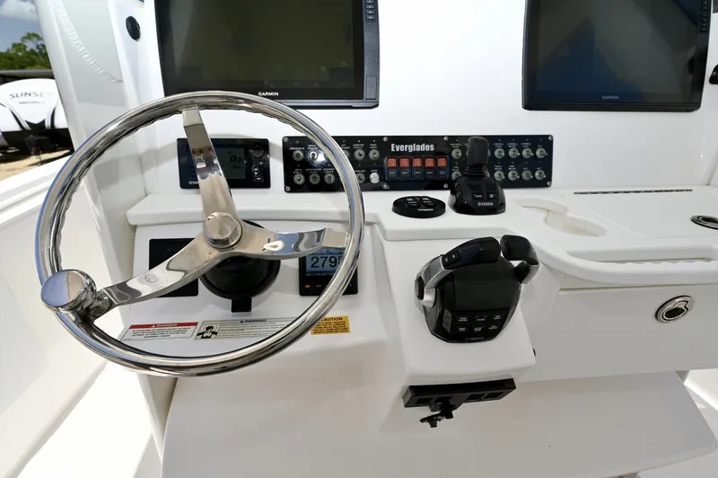 Slide: The Image of Yamaha Joystick & Controls Helm Master joystick, binnacle throttles, Garmin ECHOMAP Ultra 2 displays. - 6788451