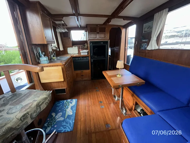 Slide: The Image of 36' Monk salon aft - 6798029