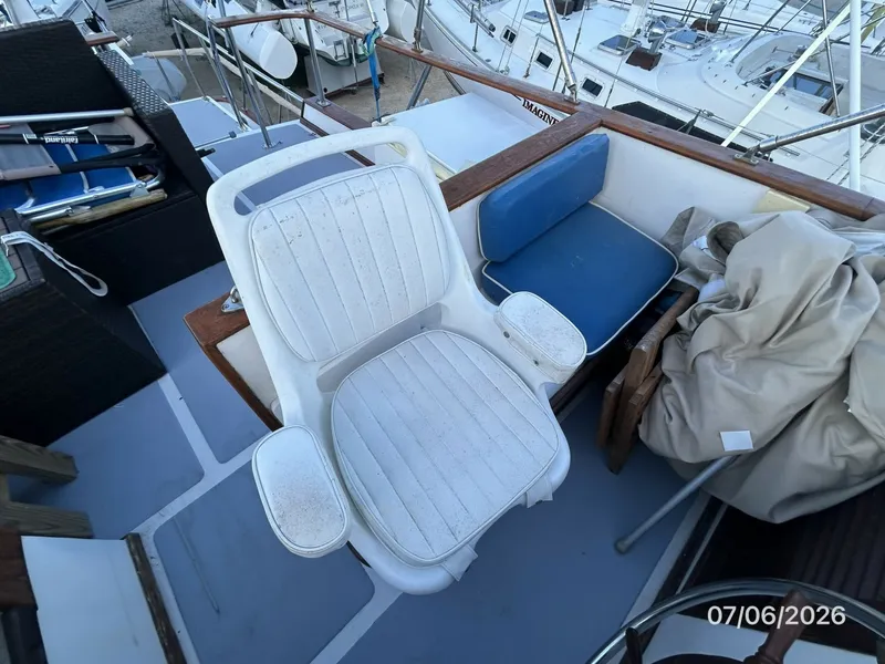 Slide: The Image of 36' Monk flybridge helmseat - 6797994