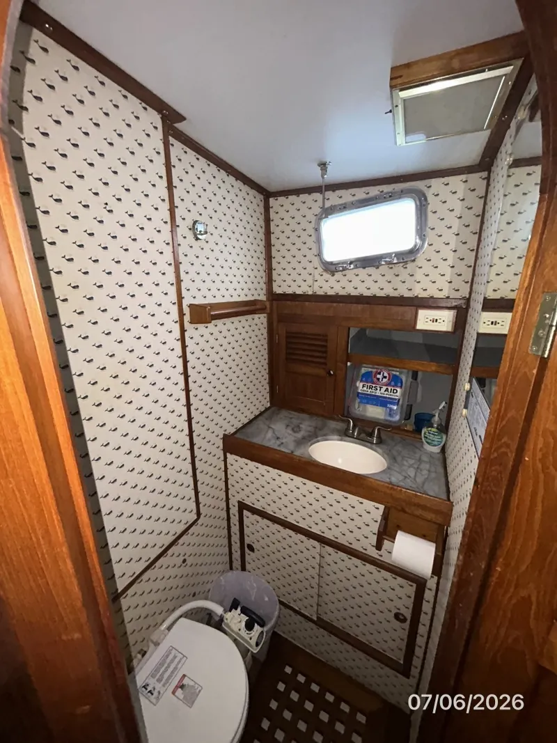 Slide: The Image of 36' Monk guest stateroom head - 6798004