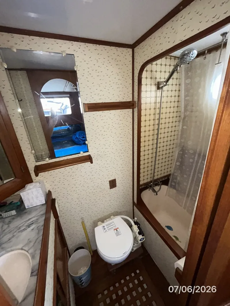 Slide: The Image of 36' Monk master stateroom head - 6798019