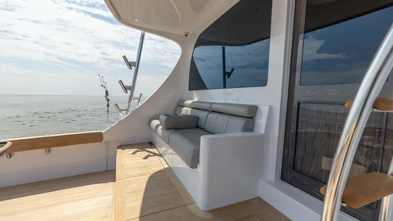 Slide: The Image of 2021 65 Hatteras GT On the DL Cockpit (7) - 7403468