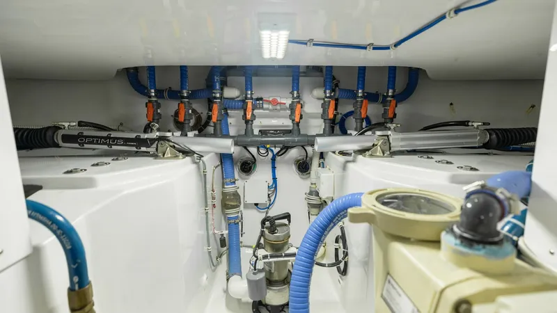 Slide: The Image of 2021 65 Hatteras GT On the DL Engine Room (8) - 7403480