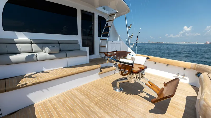 Slide: The Image of 2021 65 Hatteras GT On the DL Cockpit (3) - 7403464