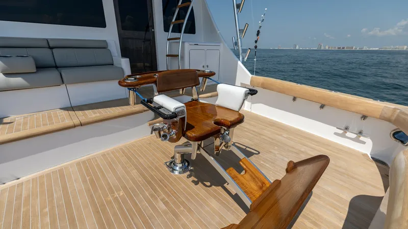 Slide: The Image of 2021 65 Hatteras GT On the DL Cockpit (4) - 7403465