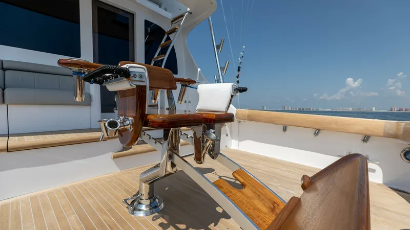 Slide: The Image of 2021 65 Hatteras GT On the DL Cockpit (5) - 7403466