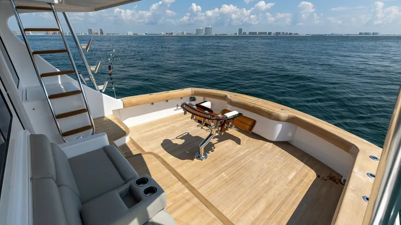 Slide: The Image of 2021 65 Hatteras GT On the DL Cockpit (6) - 7403467