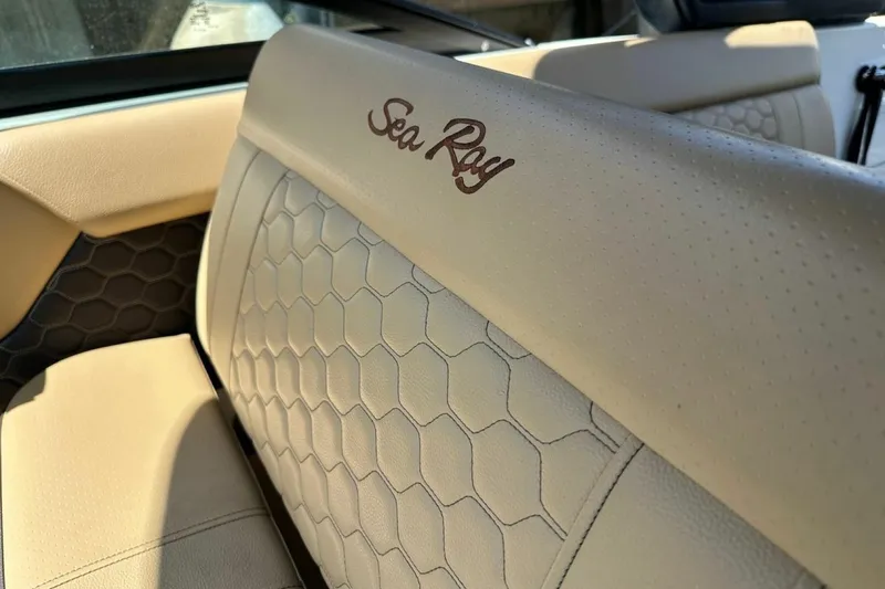 Slide: The Image of Sea Ray SLX 250 2022 - 6797552
