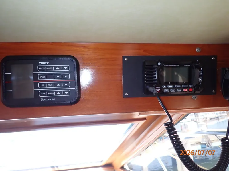 Slide: The Image of 42' Ocean Alexander lower helm electronics2 - 6821801