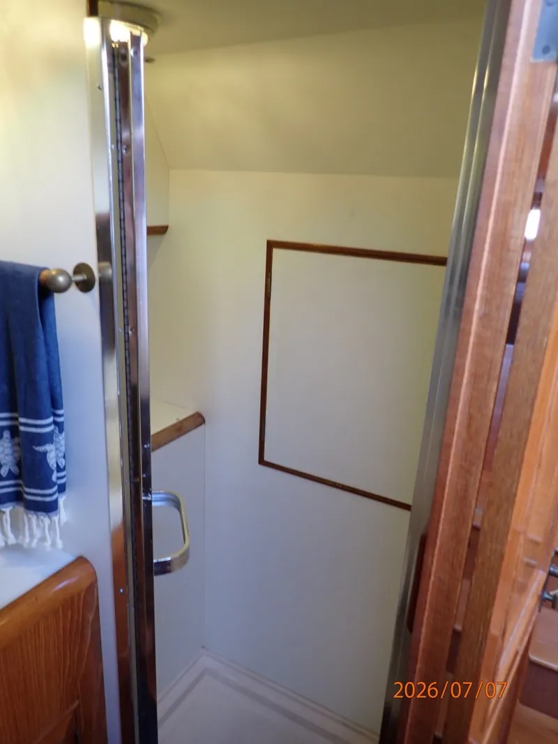 Slide: The Image of 42' Ocean Alexander guest stateroom shower - 6821794