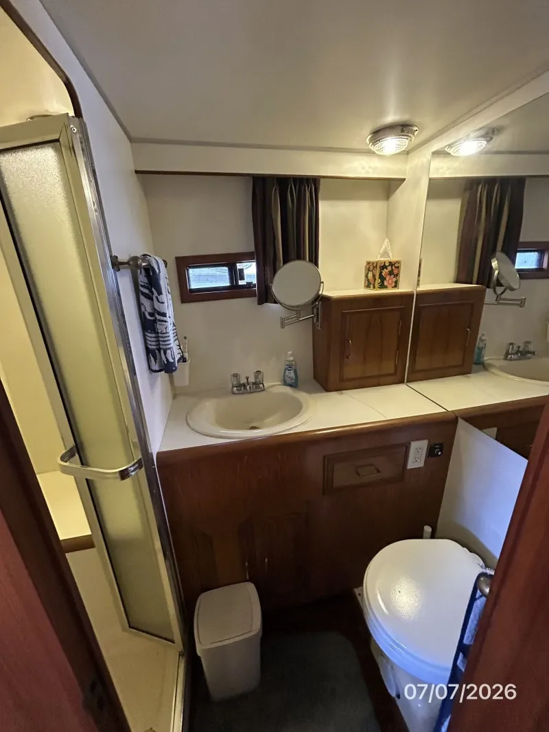 Slide: The Image of 42' Ocean Alexander master stateroom head - 6821805