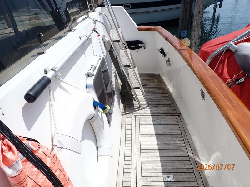 Slide: The Image of 42' Ocean Alexander cockpit starboard - 6821765