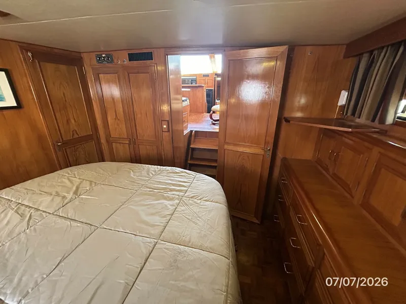 Slide: The Image of 42' Ocean Alexander master stateroom forward - 6821804