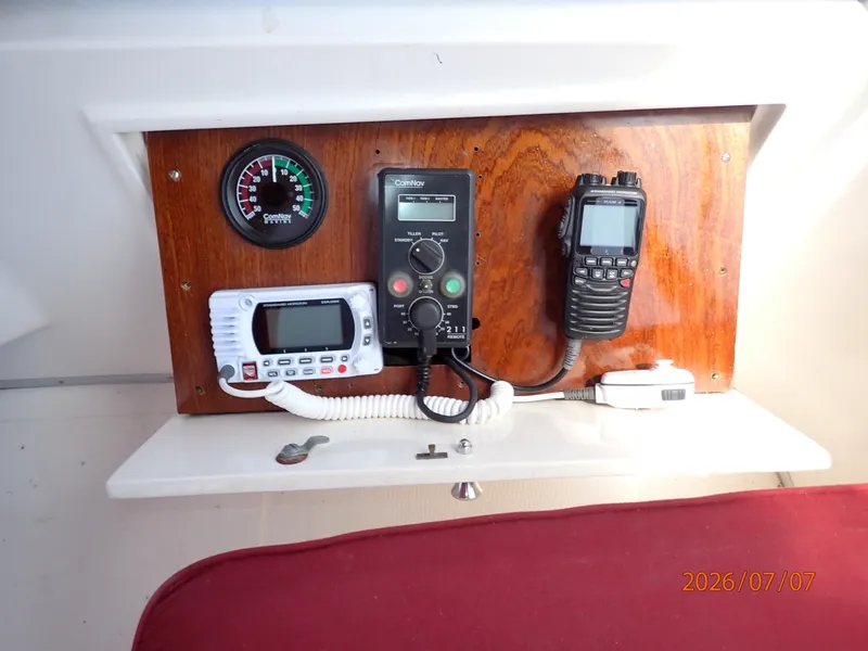 Slide: The Image of 42' Ocean Alexander flybridge electronics - 6821772