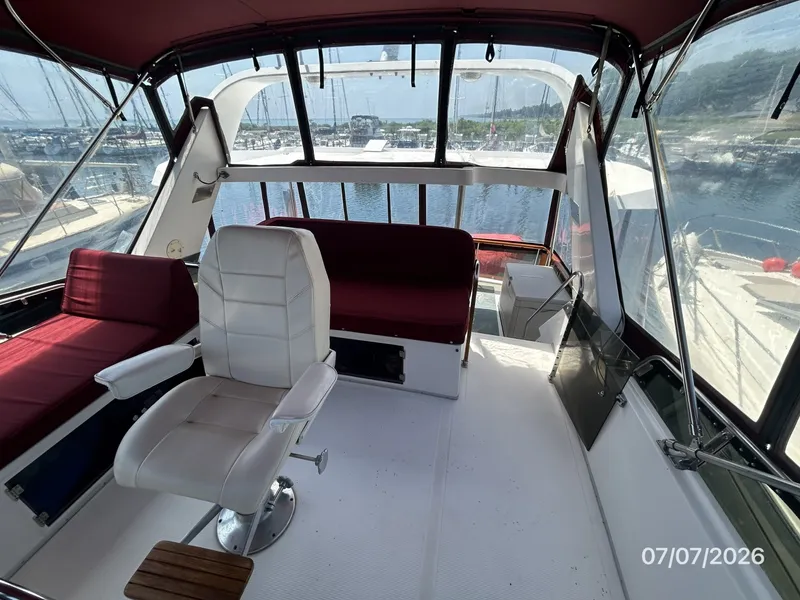 Slide: The Image of 42' Ocean Alexander flybridge aft - 6821769