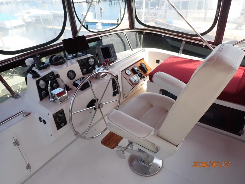 Slide: The Image of 42' Ocean Alexander flybridge helm1 - 6821775